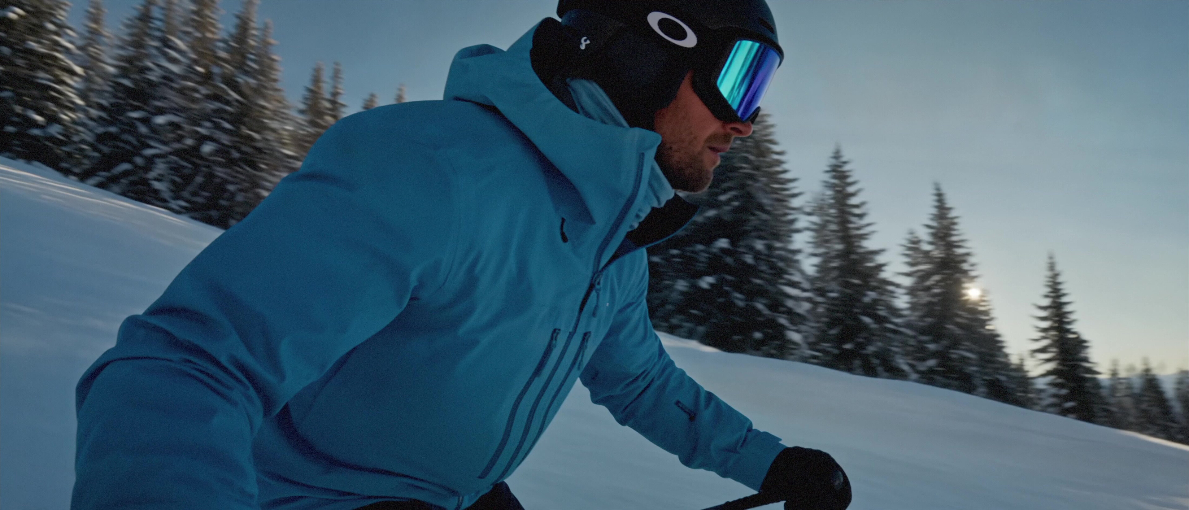 Moccamaster ICE - Close tracking shot of the skier among snowy pines