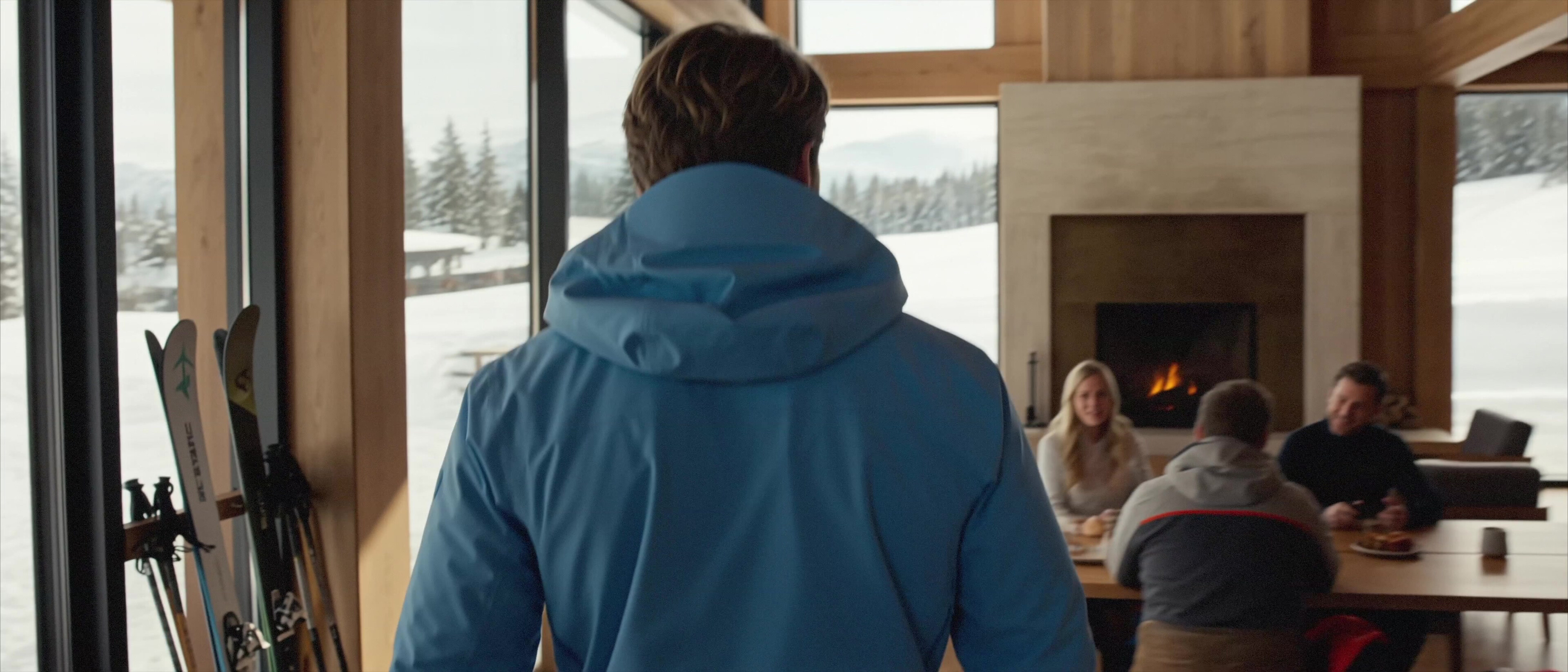 Moccamaster ICE - Skier returning to the warm lodge where friends sit by the fire