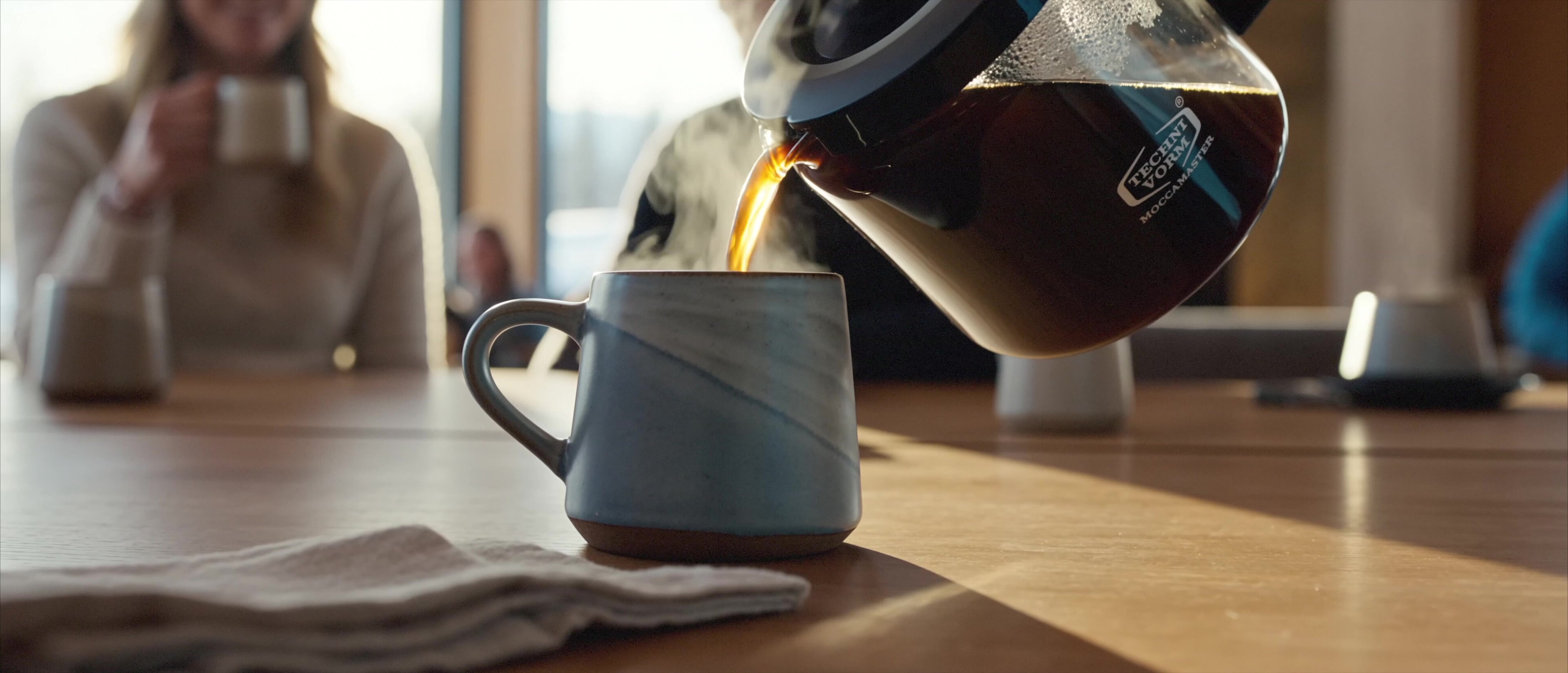 Moccamaster ICE - Coffee poured from the Moccamaster carafe into a ceramic mug