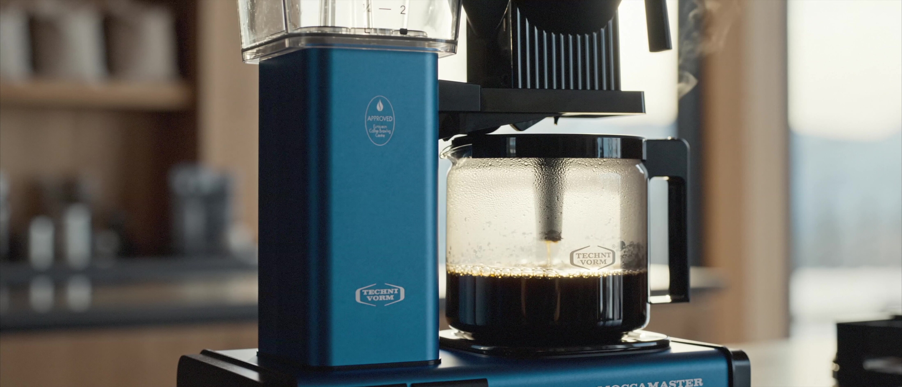 Moccamaster ICE - The blue Moccamaster brewing in the chalet kitchen
